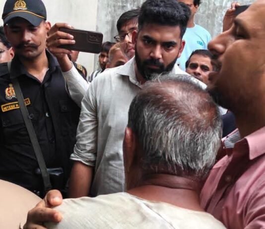 सिसवा छठ घाट हादसा: तालाब में डूबने से तीन बच्चों की मौत, डीएम और एसपी ने संभाला मोर्चा डीएम गौरव सिंह सोगरवाल और एसपी शक्ति मोहन अवस्थी ने घटनास्थल का किया निरीक्षण, परिजनों को हरसंभव सहायता का भरोसा