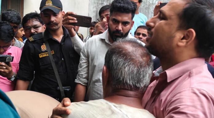 सिसवा छठ घाट हादसा: तालाब में डूबने से तीन बच्चों की मौत, डीएम और एसपी ने संभाला मोर्चा डीएम गौरव सिंह सोगरवाल और एसपी शक्ति मोहन अवस्थी ने घटनास्थल का किया निरीक्षण, परिजनों को हरसंभव सहायता का भरोसा