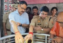 सावन के प्रथम सोमवार पर तामेश्वर धाम पहुंचे डीएम-एसपी, पूजा-अर्चना के बाद सुरक्षा व्यवस्था का लिया जायजा श्रद्धालुओं की सुविधा और सुरक्षा पर विशेष जोर, अधिकारियों को दिए आवश्यक निर्देश