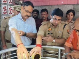 सावन के प्रथम सोमवार पर तामेश्वर धाम पहुंचे डीएम-एसपी, पूजा-अर्चना के बाद सुरक्षा व्यवस्था का लिया जायजा श्रद्धालुओं की सुविधा और सुरक्षा पर विशेष जोर, अधिकारियों को दिए आवश्यक निर्देश