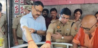 सावन के प्रथम सोमवार पर तामेश्वर धाम पहुंचे डीएम-एसपी, पूजा-अर्चना के बाद सुरक्षा व्यवस्था का लिया जायजा श्रद्धालुओं की सुविधा और सुरक्षा पर विशेष जोर, अधिकारियों को दिए आवश्यक निर्देश