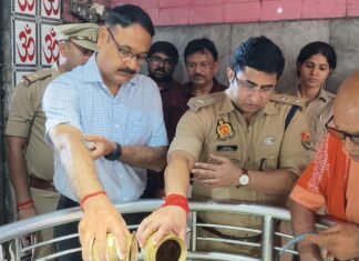 सावन के प्रथम सोमवार पर तामेश्वर धाम पहुंचे डीएम-एसपी, पूजा-अर्चना के बाद सुरक्षा व्यवस्था का लिया जायजा श्रद्धालुओं की सुविधा और सुरक्षा पर विशेष जोर, अधिकारियों को दिए आवश्यक निर्देश