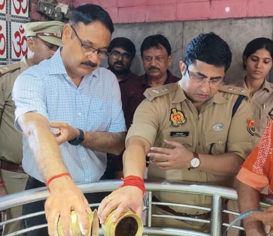 सावन के प्रथम सोमवार पर तामेश्वर धाम पहुंचे डीएम-एसपी, पूजा-अर्चना के बाद सुरक्षा व्यवस्था का लिया जायजा श्रद्धालुओं की सुविधा और सुरक्षा पर विशेष जोर, अधिकारियों को दिए आवश्यक निर्देश