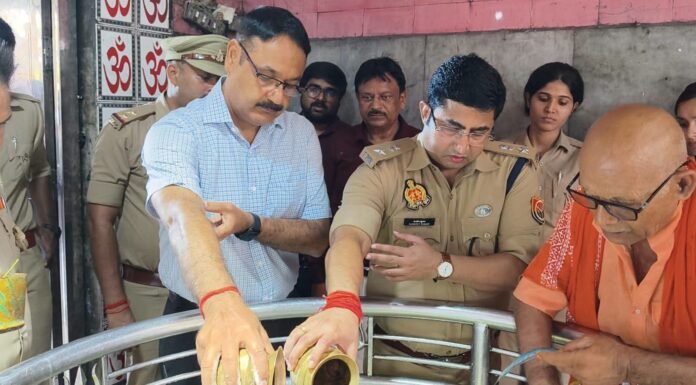 सावन के प्रथम सोमवार पर तामेश्वर धाम पहुंचे डीएम-एसपी, पूजा-अर्चना के बाद सुरक्षा व्यवस्था का लिया जायजा श्रद्धालुओं की सुविधा और सुरक्षा पर विशेष जोर, अधिकारियों को दिए आवश्यक निर्देश