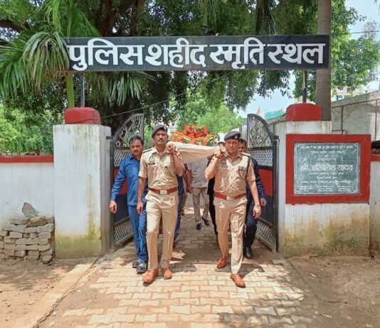 पुलिस का वफादार साथी ‘वैनमोर’ हमेशा के लिए हुआ विदा एसएसपी डॉ. कौस्तुभ ने शहीद स्मारक पर दी अंतिम श्रद्धांजलि, नम आंखों से पुलिस परिवार ने किया सलाम