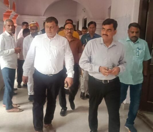 कमिश्नरी में मंडलायुक्त इंद्र विक्रम सिंह का औचक निरीक्षण कोर्ट शाखा, रिकॉर्ड रूम और सांख्यिकी विभाग की परखी व्यवस्था, पुराने वादों के शीघ्र निस्तारण के निर्देश