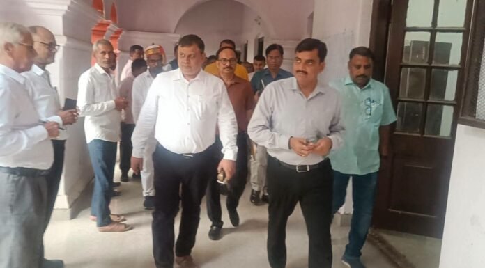 कमिश्नरी में मंडलायुक्त इंद्र विक्रम सिंह का औचक निरीक्षण कोर्ट शाखा, रिकॉर्ड रूम और सांख्यिकी विभाग की परखी व्यवस्था, पुराने वादों के शीघ्र निस्तारण के निर्देश