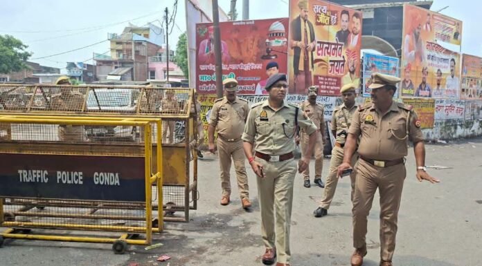 कांवड़ यात्रा को लेकर पुलिस अधीक्षक विनीत जायसवाल अलर्ट गोंडा-अयोध्या सीमा पर सुरक्षा और रूट डायवर्जन व्यवस्था का किया निरीक्षण, अधिकारियों को दिए सख्त निर्देश