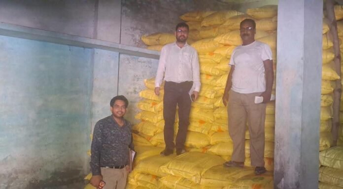 उर्वरक दुकानों पर प्रशासन की बड़ी कार्रवाई, 33 प्रतिष्ठानों की जांच, चार के लाइसेंस निलंबित खरीफ सीजन में कालाबाजारी रोकने को छापेमारी, आठ नमूने जांच के लिए भेजे गए