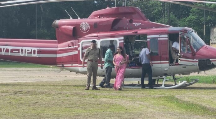 हेलीकॉप्टर से कांवड़ मार्गों का हवाई सर्वेक्षण, शिवभक्तों पर हुई पुष्प वर्षा डीएम अस्मिता लाल और एसपी सूरज कुमार राय ने लिया सुरक्षा व्यवस्था का जायजा, हर-हर महादेव के जयघोष से गूंजा कांवड़ मार्ग