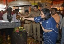 भद्रेश्वरनाथ मंदिर पहुंचे डीएम-एसपी, कांवड़ मार्ग की परखी सुरक्षा व्यवस्था फुटहिया भंडारे में शिवभक्तों को अपने हाथों से परोसा भोजन, श्रद्धालुओं से लिया हालचाल
