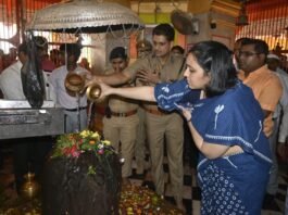 भद्रेश्वरनाथ मंदिर पहुंचे डीएम-एसपी, कांवड़ मार्ग की परखी सुरक्षा व्यवस्था फुटहिया भंडारे में शिवभक्तों को अपने हाथों से परोसा भोजन, श्रद्धालुओं से लिया हालचाल