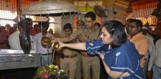 भद्रेश्वरनाथ मंदिर पहुंचे डीएम-एसपी, कांवड़ मार्ग की परखी सुरक्षा व्यवस्था फुटहिया भंडारे में शिवभक्तों को अपने हाथों से परोसा भोजन, श्रद्धालुओं से लिया हालचाल