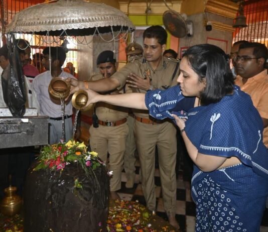 भद्रेश्वरनाथ मंदिर पहुंचे डीएम-एसपी, कांवड़ मार्ग की परखी सुरक्षा व्यवस्था फुटहिया भंडारे में शिवभक्तों को अपने हाथों से परोसा भोजन, श्रद्धालुओं से लिया हालचाल