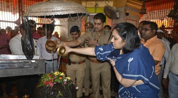 भद्रेश्वरनाथ मंदिर पहुंचे डीएम-एसपी, कांवड़ मार्ग की परखी सुरक्षा व्यवस्था फुटहिया भंडारे में शिवभक्तों को अपने हाथों से परोसा भोजन, श्रद्धालुओं से लिया हालचाल
