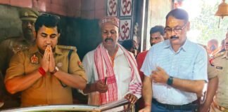 तामेश्वर धाम में डीएम-एसपी ने किया जलाभिषेक सावन के दूसरे सोमवार को उमड़ी श्रद्धालुओं की भीड़, सुरक्षा व सुविधाओं को लेकर दिए निर्देश