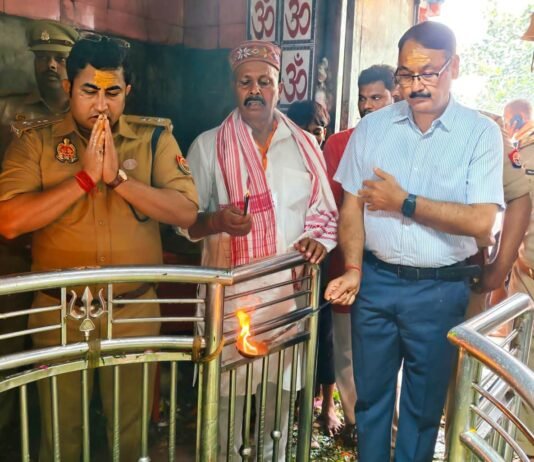 तामेश्वर धाम में डीएम-एसपी ने किया जलाभिषेक सावन के दूसरे सोमवार को उमड़ी श्रद्धालुओं की भीड़, सुरक्षा व सुविधाओं को लेकर दिए निर्देश