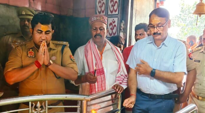 तामेश्वर धाम में डीएम-एसपी ने किया जलाभिषेक सावन के दूसरे सोमवार को उमड़ी श्रद्धालुओं की भीड़, सुरक्षा व सुविधाओं को लेकर दिए निर्देश
