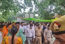 सावन के दूसरे सोमवार पर डीएम ने शिवालयों की व्यवस्थाएं परखीं मंदिरों में उमड़ी श्रद्धालुओं की भीड़, सुरक्षा, कतार और साफ-सफाई को लेकर दिए निर्देश