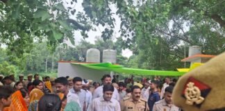 सावन के दूसरे सोमवार पर डीएम ने शिवालयों की व्यवस्थाएं परखीं मंदिरों में उमड़ी श्रद्धालुओं की भीड़, सुरक्षा, कतार और साफ-सफाई को लेकर दिए निर्देश