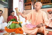 सावन शिवरात्रि पर लगातार दूसरे दिन सीएम योगी ने किया रुद्राभिषेक मानसरोवर मंदिर में विधि-विधान से पूजन, प्रदेशवासियों के सुख, समृद्धि और आरोग्य की कामना
