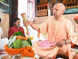 सावन शिवरात्रि पर लगातार दूसरे दिन सीएम योगी ने किया रुद्राभिषेक मानसरोवर मंदिर में विधि-विधान से पूजन, प्रदेशवासियों के सुख, समृद्धि और आरोग्य की कामना