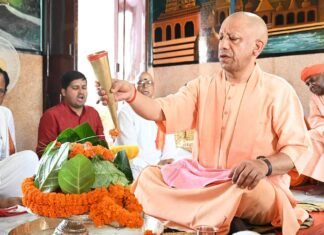 सावन शिवरात्रि पर लगातार दूसरे दिन सीएम योगी ने किया रुद्राभिषेक मानसरोवर मंदिर में विधि-विधान से पूजन, प्रदेशवासियों के सुख, समृद्धि और आरोग्य की कामना