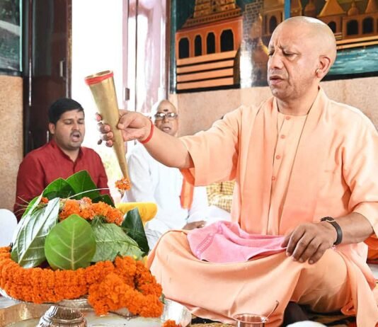 सावन शिवरात्रि पर लगातार दूसरे दिन सीएम योगी ने किया रुद्राभिषेक मानसरोवर मंदिर में विधि-विधान से पूजन, प्रदेशवासियों के सुख, समृद्धि और आरोग्य की कामना