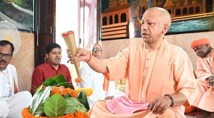 सावन शिवरात्रि पर लगातार दूसरे दिन सीएम योगी ने किया रुद्राभिषेक मानसरोवर मंदिर में विधि-विधान से पूजन, प्रदेशवासियों के सुख, समृद्धि और आरोग्य की कामना