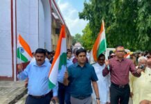 शिक्षा विभाग ने निकाली भव्य तिरंगा रैली, डीएम ने किया प्रतिभाग ढोल-नगाड़ों और देशभक्ति के नारों से गूंजा शहर, स्कूली बच्चों ने बढ़ाया रैली का उत्साह