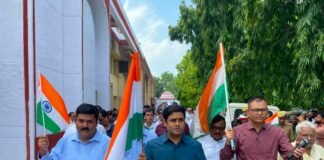 शिक्षा विभाग ने निकाली भव्य तिरंगा रैली, डीएम ने किया प्रतिभाग ढोल-नगाड़ों और देशभक्ति के नारों से गूंजा शहर, स्कूली बच्चों ने बढ़ाया रैली का उत्साह