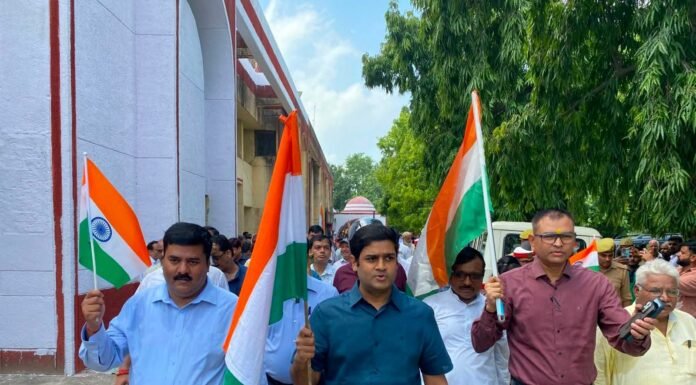 शिक्षा विभाग ने निकाली भव्य तिरंगा रैली, डीएम ने किया प्रतिभाग ढोल-नगाड़ों और देशभक्ति के नारों से गूंजा शहर, स्कूली बच्चों ने बढ़ाया रैली का उत्साह