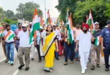 बस्ती में निकली भव्य तिरंगा यात्रा, ‘भारत माता की जय’ और ‘वंदे मातरम’ से गूंजा शहर डीएम कृतिका ज्योत्स्ना ने किया नेतृत्व, छात्र-छात्राओं और नागरिकों ने बढ़-चढ़कर लिया हिस्सा