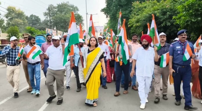 बस्ती में निकली भव्य तिरंगा यात्रा, ‘भारत माता की जय’ और ‘वंदे मातरम’ से गूंजा शहर डीएम कृतिका ज्योत्स्ना ने किया नेतृत्व, छात्र-छात्राओं और नागरिकों ने बढ़-चढ़कर लिया हिस्सा