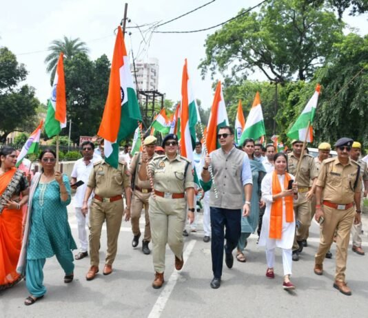 निकली भव्य तिरंगा रैली, शहर में गूंजा राष्ट्रप्रेम का संदेश राज्य मंत्री संजय सिंह गंगवार ने किया शुभारंभ, जनप्रतिनिधियों, अफसरों और स्कूली बच्चों ने लिया हिस्सा