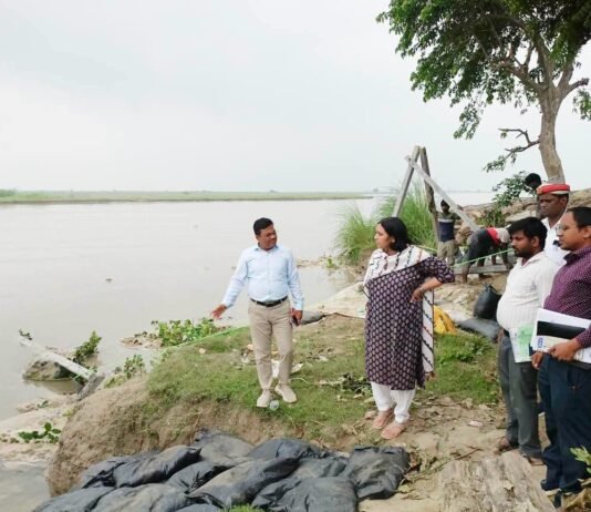 डीएम ने विक्रमजोत-धुसवा तटबंध पर कटान का लिया जायजा, सुरक्षा कार्य तेज करने के निर्देश कटान प्रभावित हिस्से पर लगातार निगरानी, डीएम बोलीं- तटबंध की सुरक्षा में लापरवाही बर्दाश्त नहीं