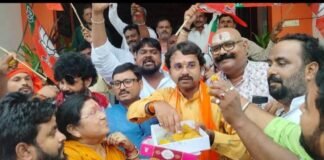हरीश द्विवेदी को राष्ट्रीय महामंत्री बनाए जाने पर भाजपा कार्यकर्ताओं में उत्साह जिला कार्यालय पर कार्यकर्ताओं ने मिठाई बांटकर मनाया जश्न