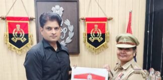 उपनिरीक्षक अनुपम त्यागी को मिला डीजीपी सराहनीय सेवा सम्मान चिह्न एसपी डॉ. यशवीर सिंह ने मेडल व प्रशस्ति पत्र देकर किया सम्मानित
