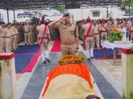 थानाध्यक्ष सूर्य प्रकाश सिंह के निधन से पुलिस विभाग में शोक, पुलिस लाइन में दी भावभीनी श्रद्धांजलि एसपी समेत अधिकारियों और पुलिसकर्मियों ने पुष्पचक्र अर्पित कर दी अंतिम विदाई, नम हुईं आंखें