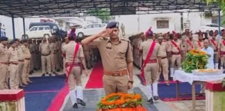 थानाध्यक्ष सूर्य प्रकाश सिंह के निधन से पुलिस विभाग में शोक, पुलिस लाइन में दी भावभीनी श्रद्धांजलि एसपी समेत अधिकारियों और पुलिसकर्मियों ने पुष्पचक्र अर्पित कर दी अंतिम विदाई, नम हुईं आंखें