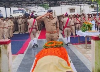थानाध्यक्ष सूर्य प्रकाश सिंह के निधन से पुलिस विभाग में शोक, पुलिस लाइन में दी भावभीनी श्रद्धांजलि एसपी समेत अधिकारियों और पुलिसकर्मियों ने पुष्पचक्र अर्पित कर दी अंतिम विदाई, नम हुईं आंखें