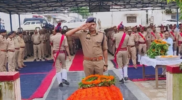थानाध्यक्ष सूर्य प्रकाश सिंह के निधन से पुलिस विभाग में शोक, पुलिस लाइन में दी भावभीनी श्रद्धांजलि एसपी समेत अधिकारियों और पुलिसकर्मियों ने पुष्पचक्र अर्पित कर दी अंतिम विदाई, नम हुईं आंखें