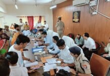 सम्पूर्ण समाधान दिवस में डीएम-एसएसपी का सख्त संदेश कैम्पियरगंज तहसील में जनसुनवाई, लंबित मामलों के शीघ्र निस्तारण के दिए निर्देश