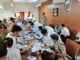सम्पूर्ण समाधान दिवस में डीएम-एसएसपी का सख्त संदेश कैम्पियरगंज तहसील में जनसुनवाई, लंबित मामलों के शीघ्र निस्तारण के दिए निर्देश