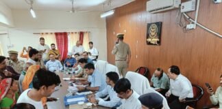 सम्पूर्ण समाधान दिवस में डीएम-एसएसपी का सख्त संदेश कैम्पियरगंज तहसील में जनसुनवाई, लंबित मामलों के शीघ्र निस्तारण के दिए निर्देश