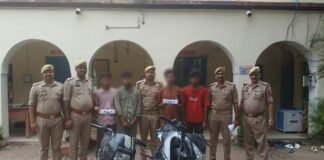 वाहन चोर गिरोह का भंडाफोड़, चार आरोपी गिरफ्तार दो चोरी की बाइक और पांच मोबाइल बरामद, कैम्पियरगंज पुलिस की बड़ी कार्रवाई