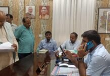 डीएम दीपक मीणा ने जनसुनवाई में फरियादियों की समस्याओं का कराया त्वरित निस्तारण कार्यालय से ही अधिकारियों को फोन कर दिए निर्देश, लापरवाही पर कार्रवाई की चेतावनी