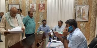 डीएम दीपक मीणा ने जनसुनवाई में फरियादियों की समस्याओं का कराया त्वरित निस्तारण कार्यालय से ही अधिकारियों को फोन कर दिए निर्देश, लापरवाही पर कार्रवाई की चेतावनी