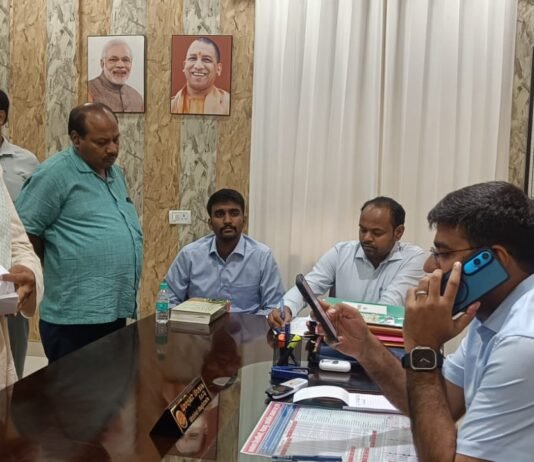 डीएम दीपक मीणा ने जनसुनवाई में फरियादियों की समस्याओं का कराया त्वरित निस्तारण कार्यालय से ही अधिकारियों को फोन कर दिए निर्देश, लापरवाही पर कार्रवाई की चेतावनी