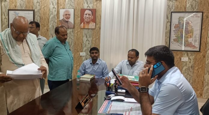 डीएम दीपक मीणा ने जनसुनवाई में फरियादियों की समस्याओं का कराया त्वरित निस्तारण कार्यालय से ही अधिकारियों को फोन कर दिए निर्देश, लापरवाही पर कार्रवाई की चेतावनी